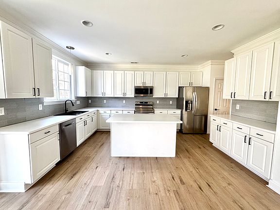 4th image of 208 Amacord Way