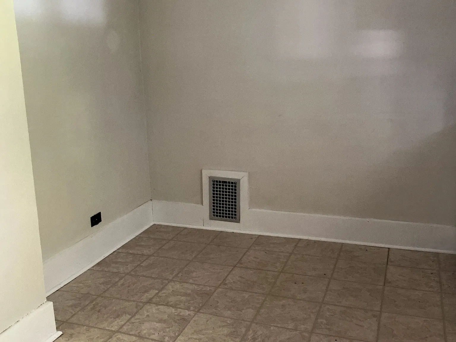 Charming one bedroomupstairs apartment, conveniently located between downtown and the hospital! — Photo 3