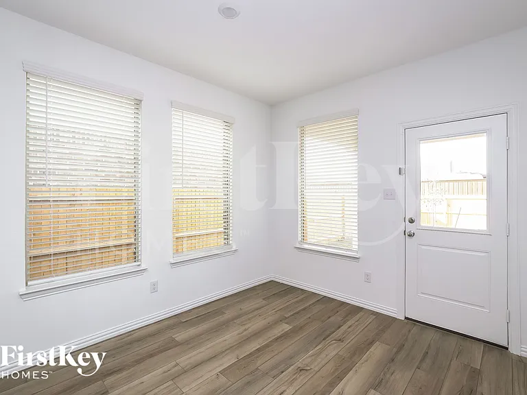 10049 Elkhorn Dr — Photo 4