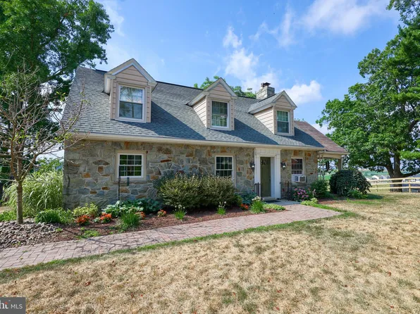 28 Hellers Church Rd, Leola, PA 17540