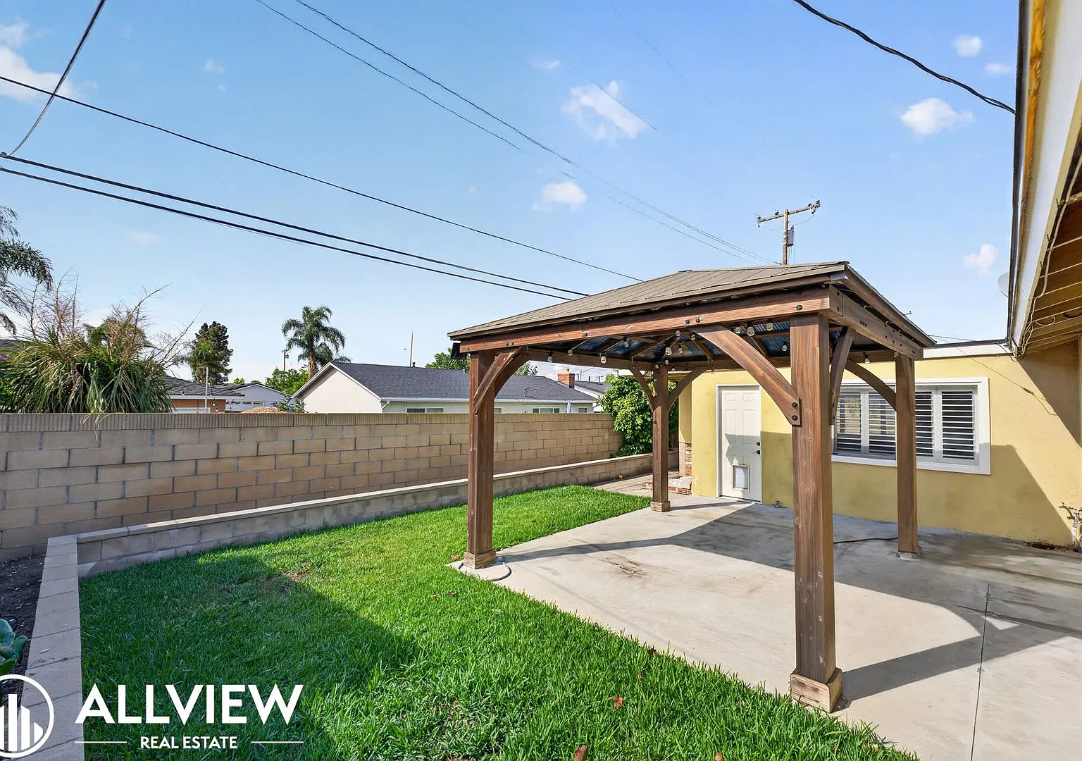 Stunning 3-Bedroom Single-Family Home in Orange with Spacious Yard & Attached Garage! — Photo 3