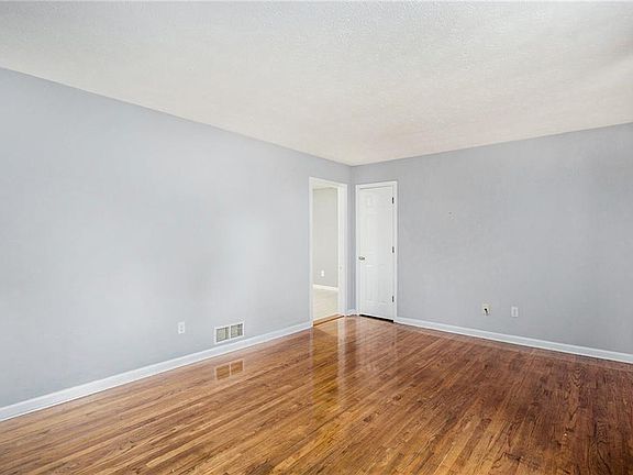 4th image of 734 Meadowlark Dr