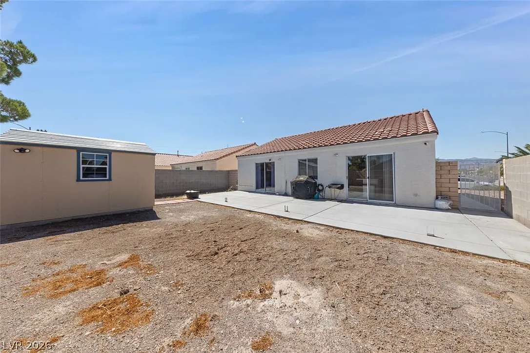 3 bed, 3.0 bath, 1127 sqft, $2,600 — Photo 2