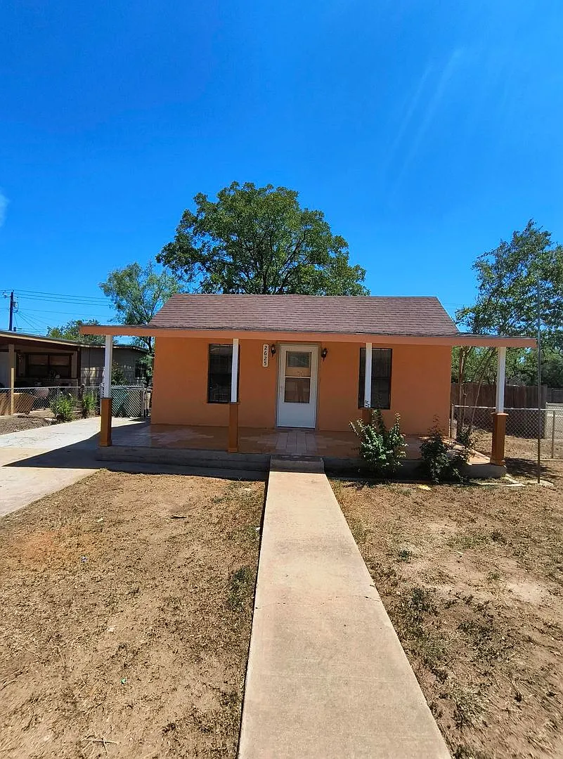 Cozy 2-Bedroom Home With Fenced Backyard. Coming Soon! — Photo 2