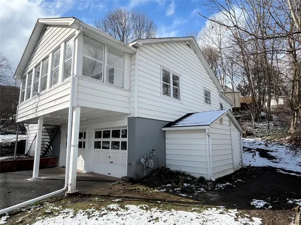 822 Carl St, Endicott, NY 13760