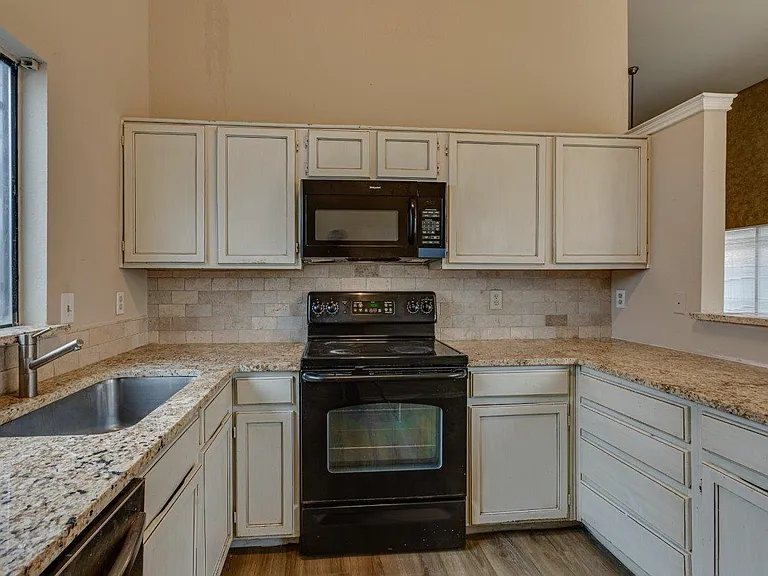 10611 Woodleaf Dr — Photo 4