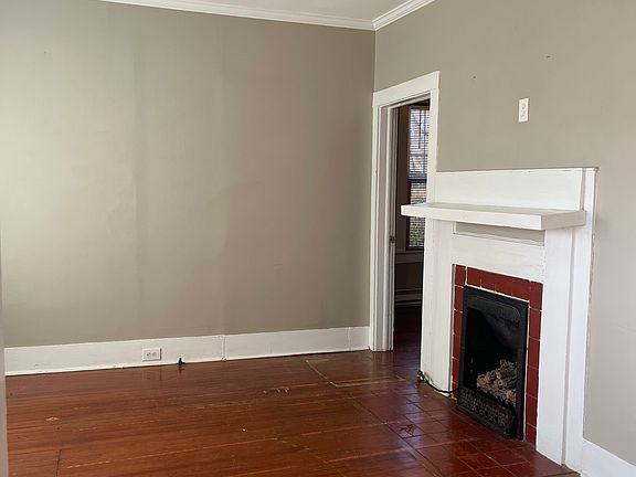 3rd image of 221 College St N