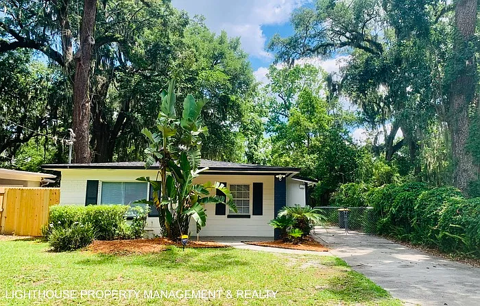 3 bed, 1.5 bath, 1149 sqft, $2,195 — Photo 2
