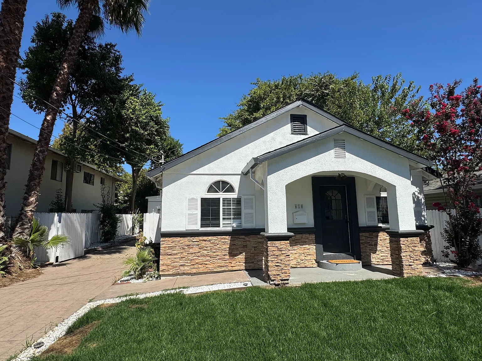 3 bed, 6000 sqft, $3,100 — Photo 2