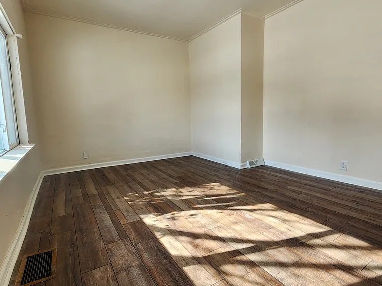 1460 Eagle St — Photo 4
