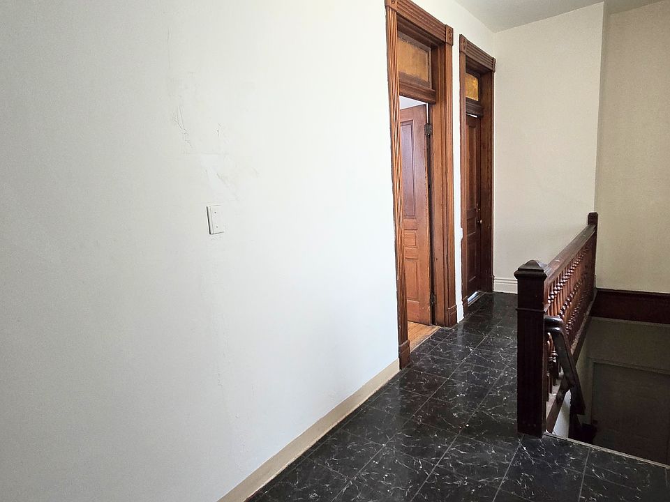 Spacious hallway with doors to bedroom and livingroom