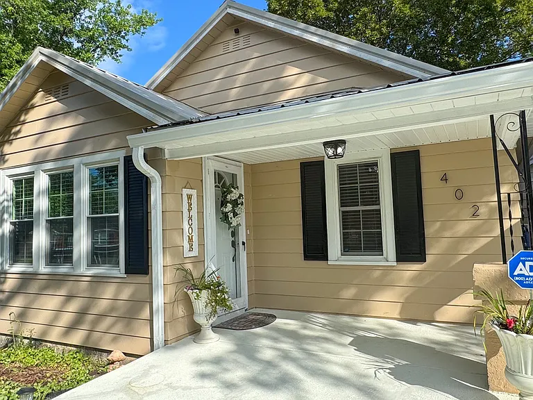402 Underwood St — Photo 1