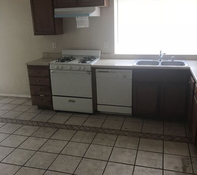 2nd image of 918 N Aspen Ave