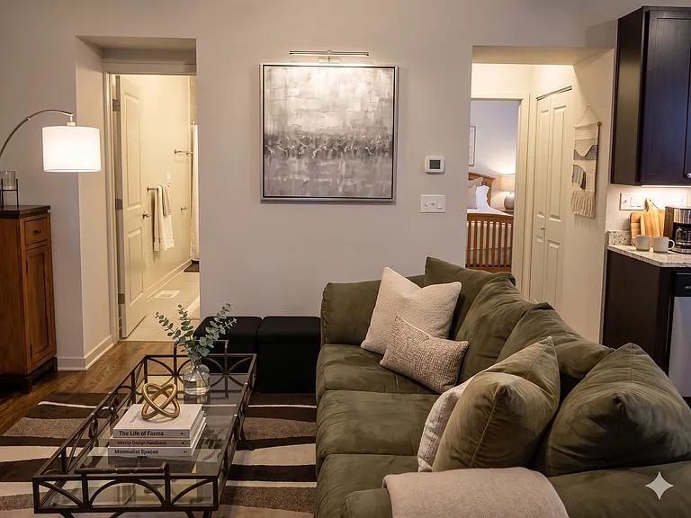 1014 N Winchester Ave — Photo 4