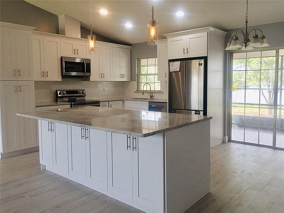 5th image of 1032 E Lombardy Dr