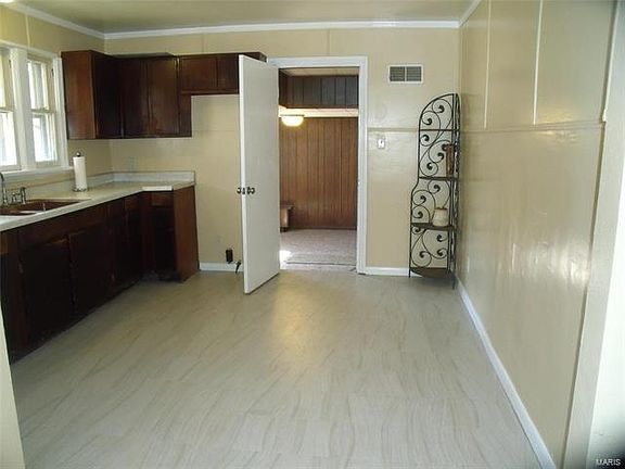 4th image of 9137 Lynwood Ln