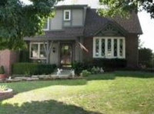 1613 NE Debonair Dr, Lees Summit, MO 64086
