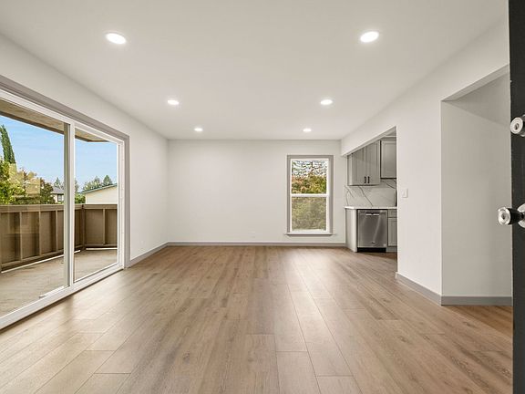 4th image of 20650 Park Cir W #4