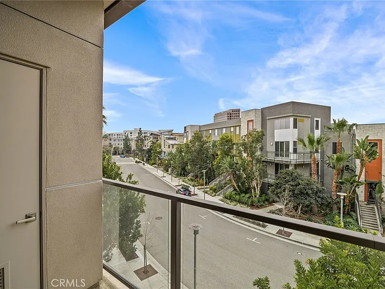 402 Rockefeller #305 — Photo 22