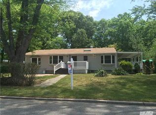 20 Amfer Ct, Bay Shore, NY 11706