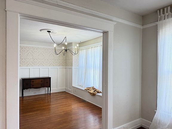 5th image of 609 W Poplar St