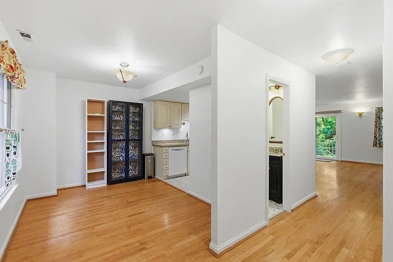 3 bed, 2.5 bath, 2091 sqft, $2,600 — Photo 2