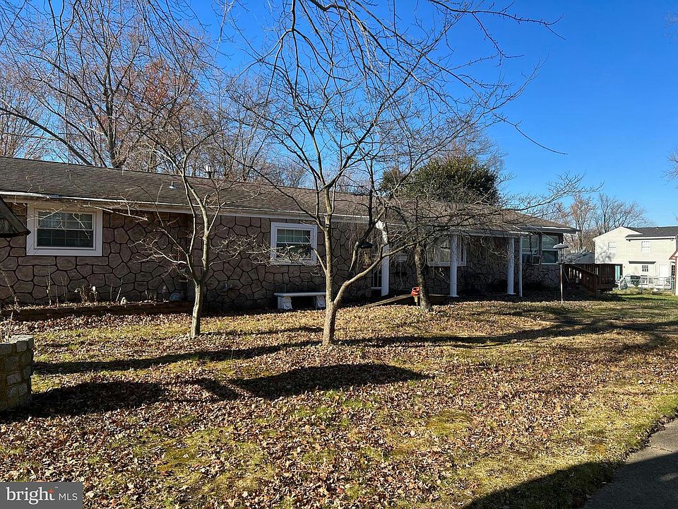 1st image of 720 Villa Ave W