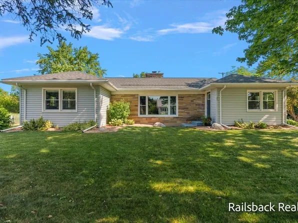 85 Orchard Dr NW, Sparta, MI 49345
