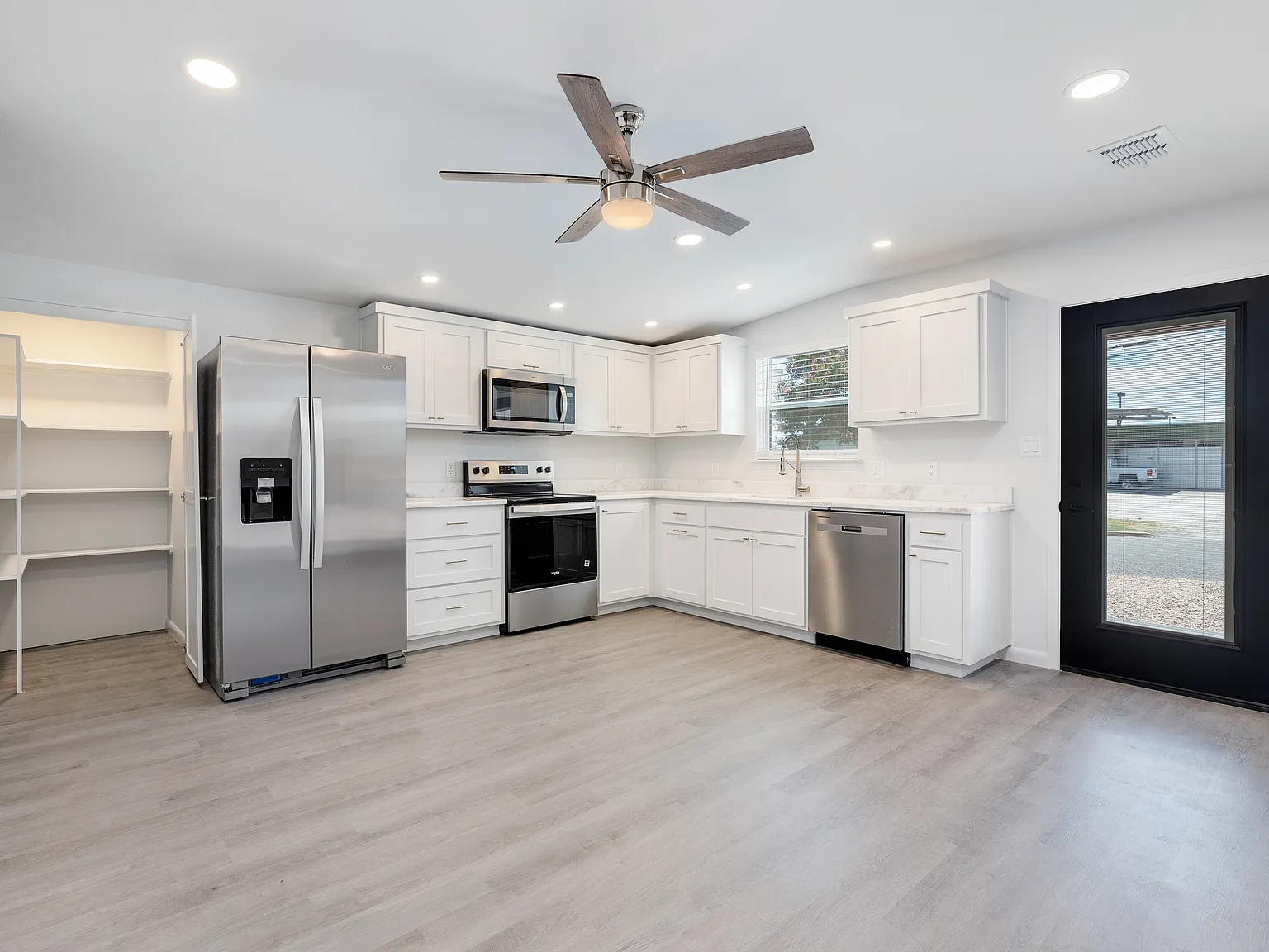2 bed, 800 sqft, $1,650 — Photo 2