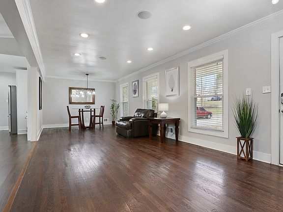 5th image of 84 Kathryn Dr