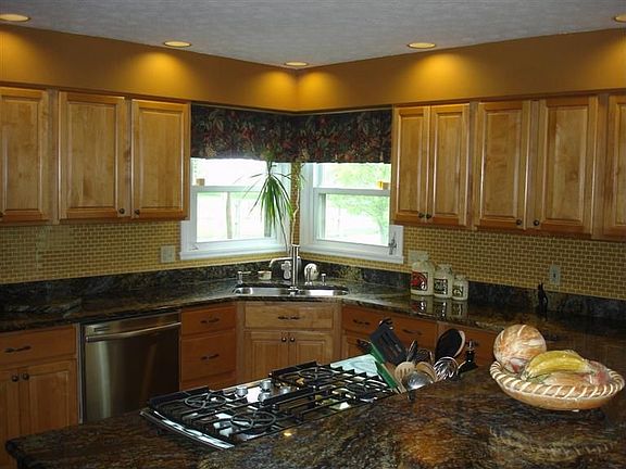 3rd image of 3344 Surrey Ln