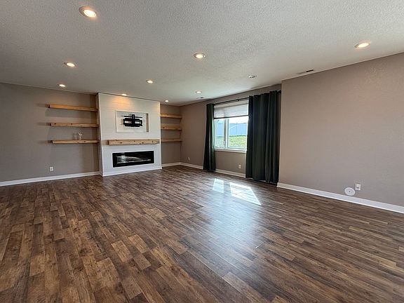 5th image of 2501 6th Ave NW