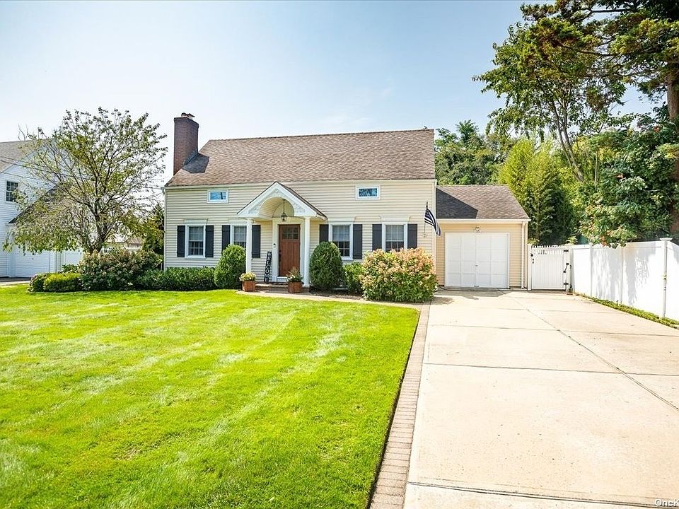 1st image of 372 Massapequa Ave