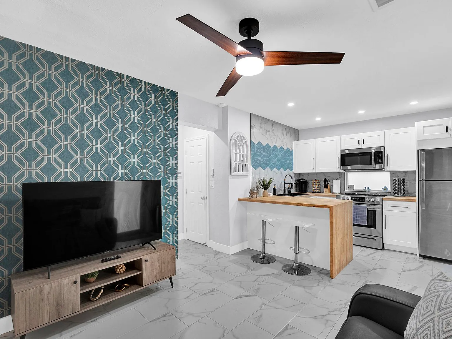 2440 SW 19th Ave — Photo 4