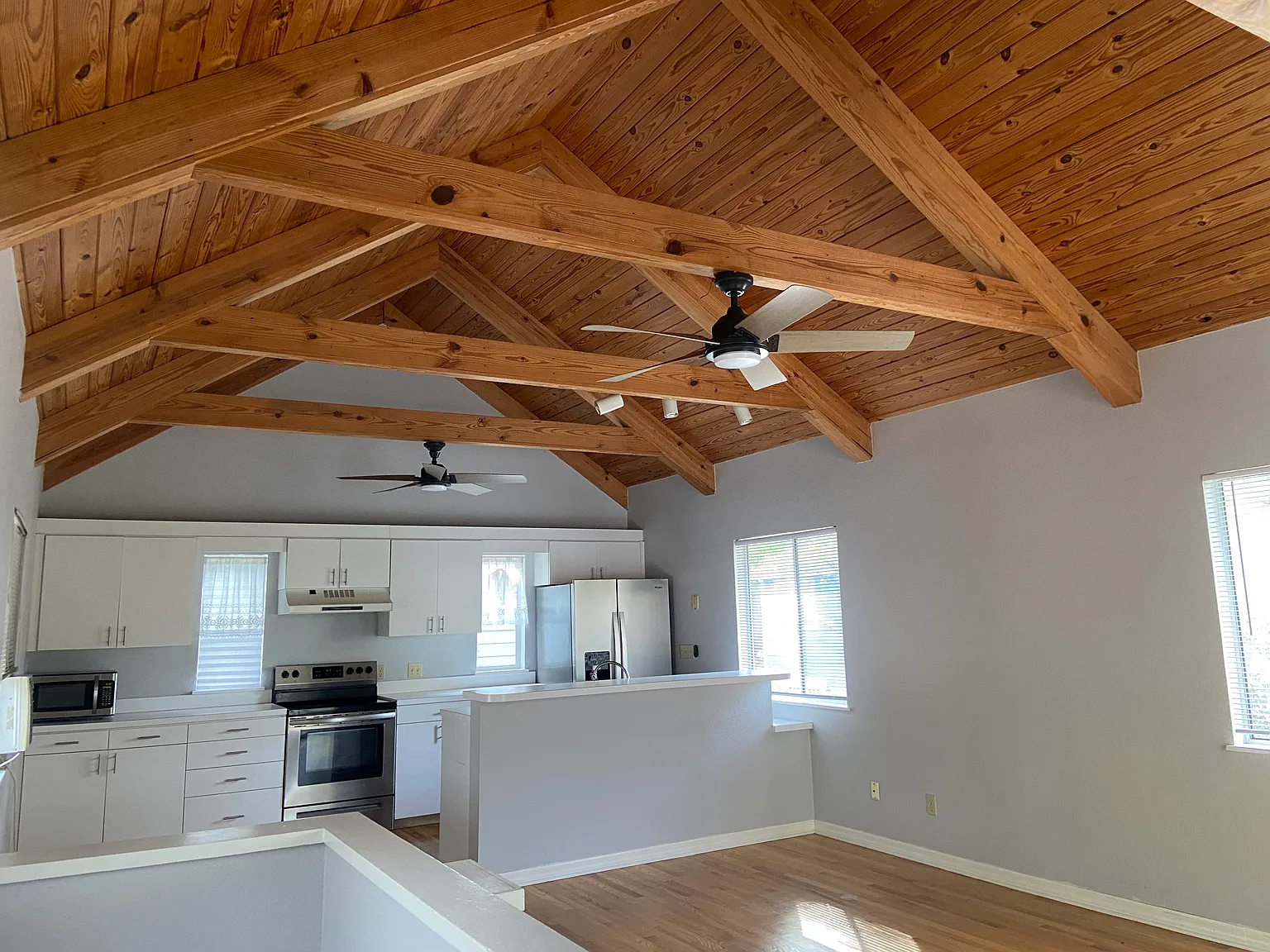 2 bed, 1.5 bath, 961 sqft, $2,100 — Photo 2