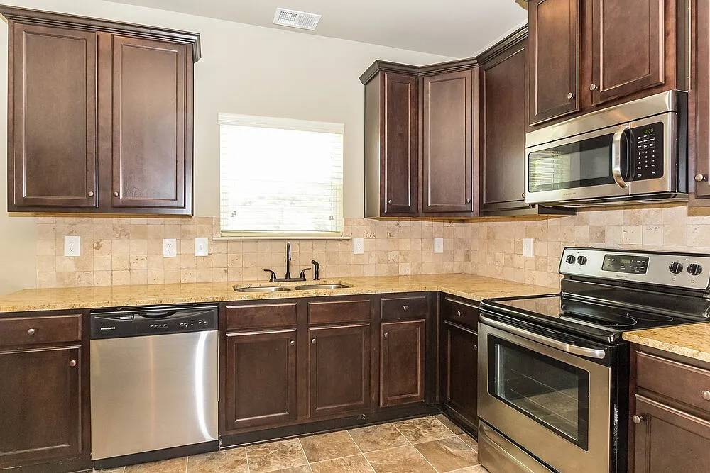 4 bed, 3.0 bath, 2550 sqft, $3,220 — Photo 3