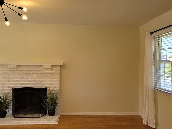 3rd image of 4557 Mount Herbert Ave