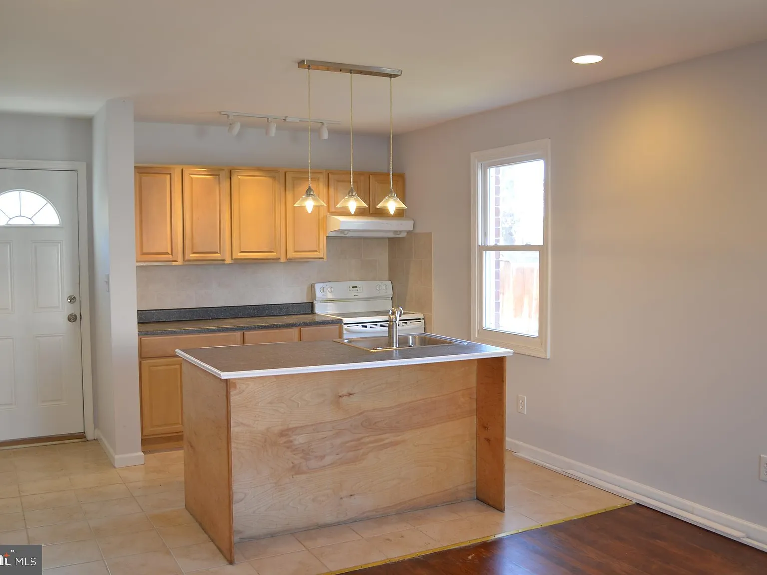 2 bed, 1.0 bath, 850 sqft, $1,790 — Photo 2