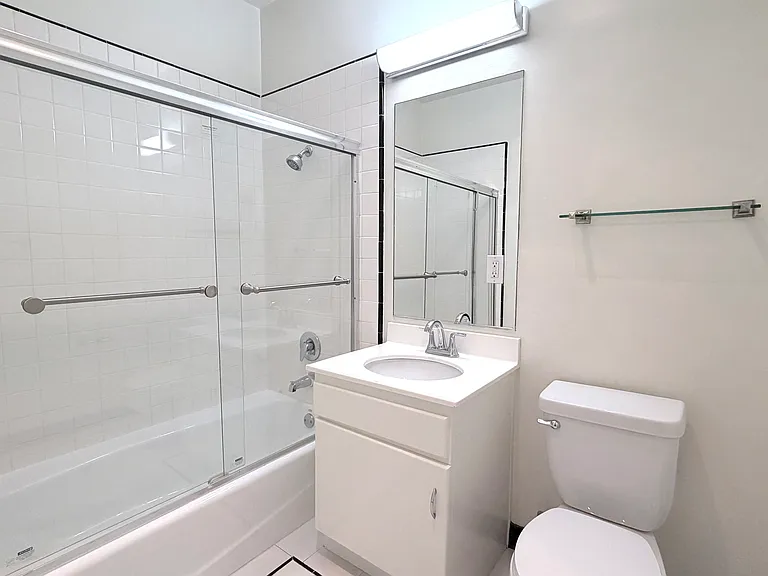 127-133 S Flores St #D2 — Photo 12