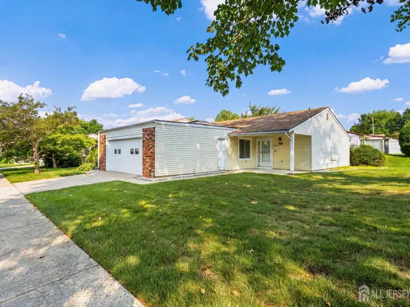 110 Chatham Dr, Monroe Township, NJ 08831