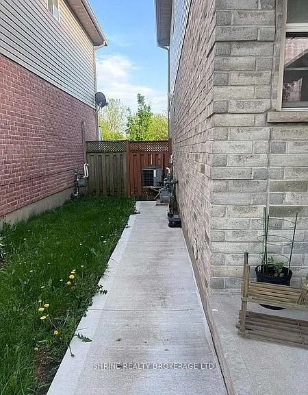 1050 Kimball Cres #LOWER — Photo 3