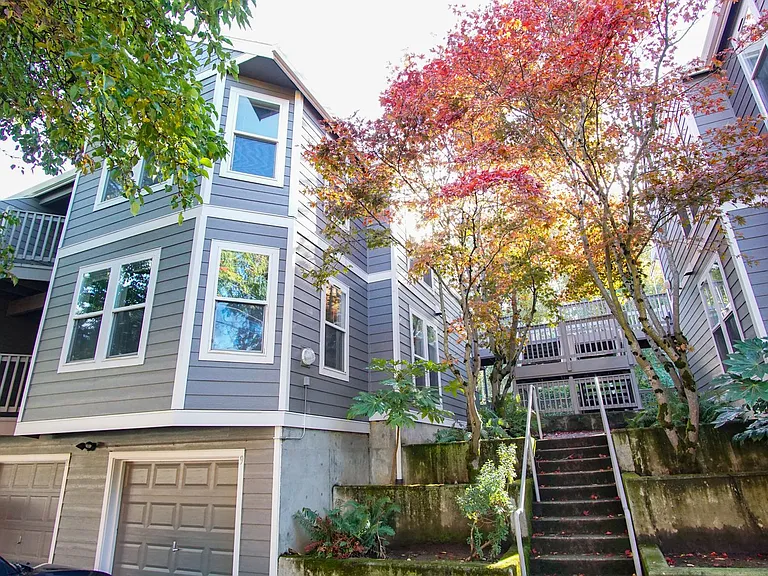 245 SW Hooker St #3 — Photo 2