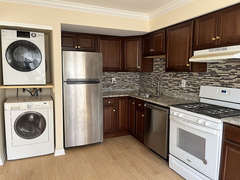 Kitchen w/washer and dryer