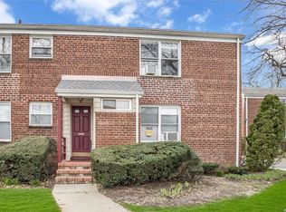 76 Edwards St APT 2A, Roslyn Heights, NY 11577