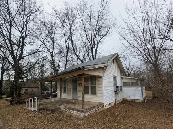 210 N 4th St, Iola, KS 66749