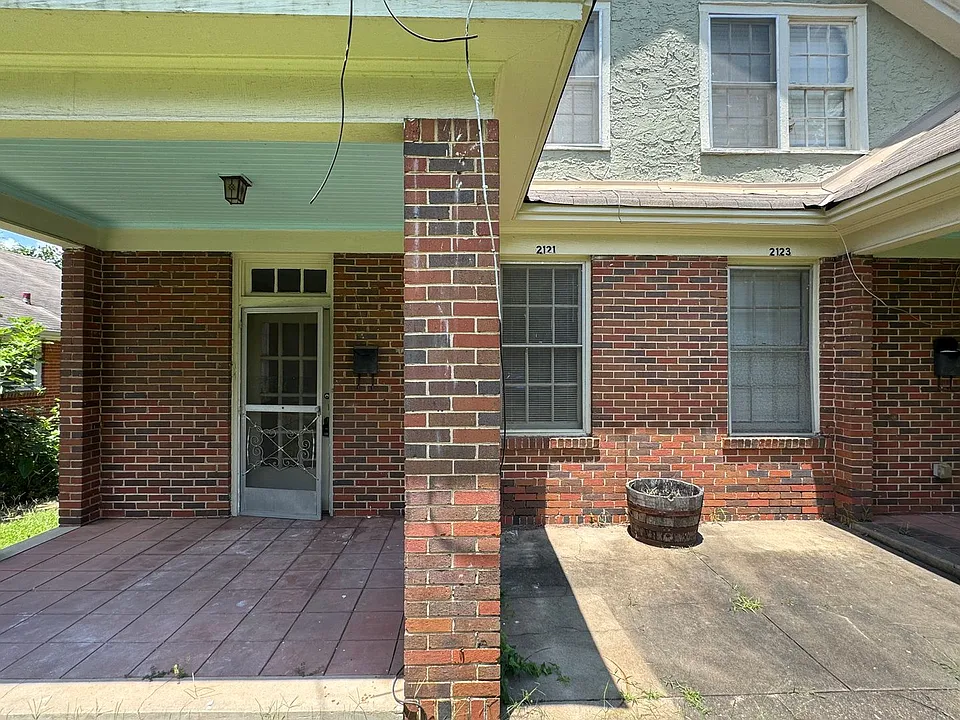 2121 Winona Ave #335