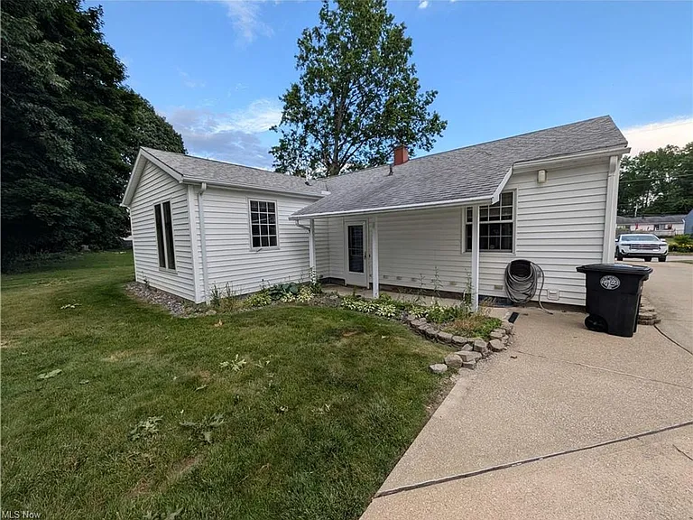 2543 Burlingham Dr — Photo 10