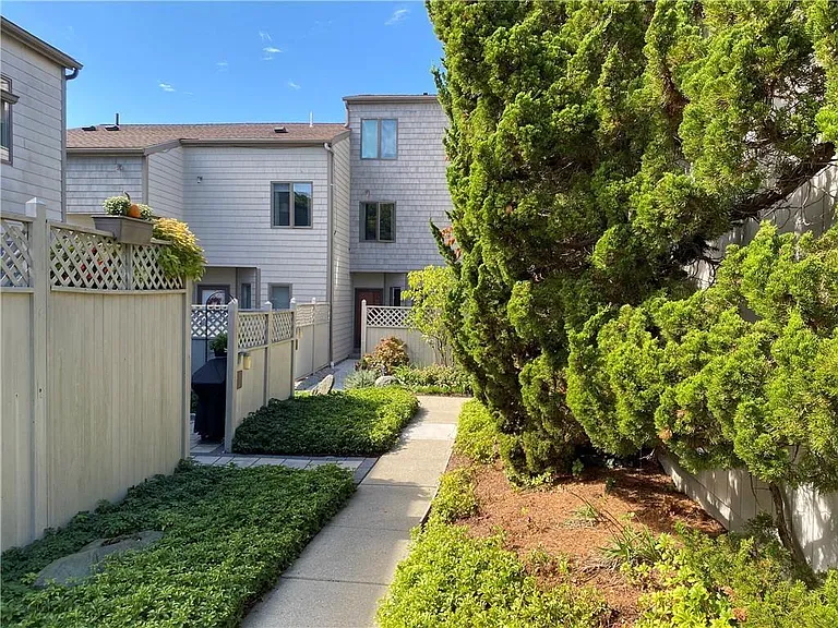 10 Seabreeze Ln — Photo 2