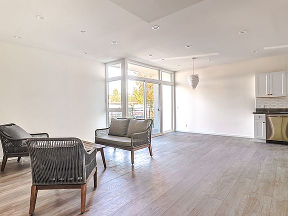 4th image of 14754 Gilmore St #1