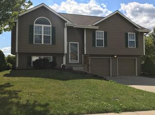 1007 Coneflower St, Smithville, MO 64089